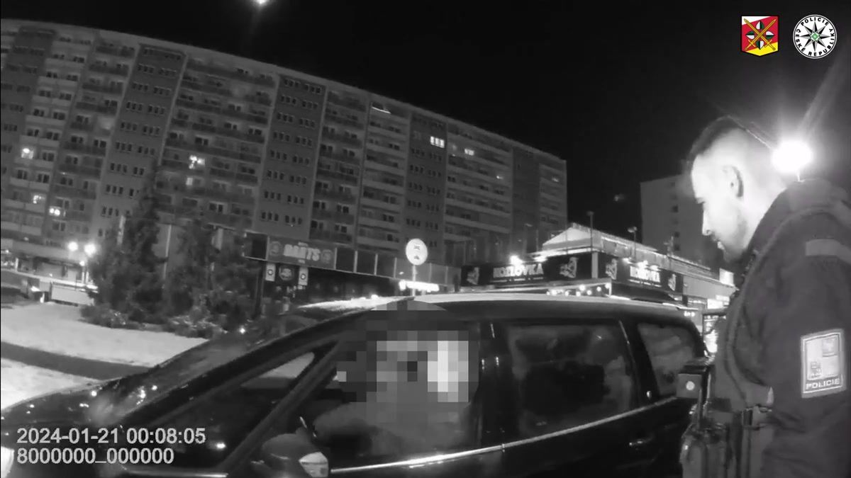 Nebudu stát, řekl zfetovaný řidič policejní hlídce v Hradci Králové a šlápl na plyn
